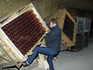 La machine  tourner le vin dans les caves de Chinon