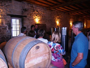 Chai de barriques levage du vin vendanges 2011