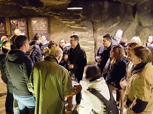 Dans la cave de Chinon sous la forteresse pour déguster des vins en cours d’élevage