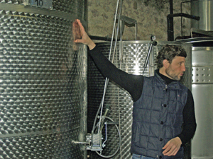 Clément explique le travail lors des étapes de fermentation et de macération 