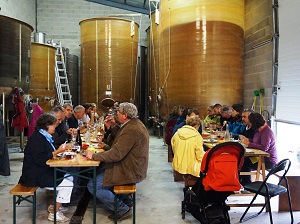 Repas de vendangeurs stage vin en vallée du rhône